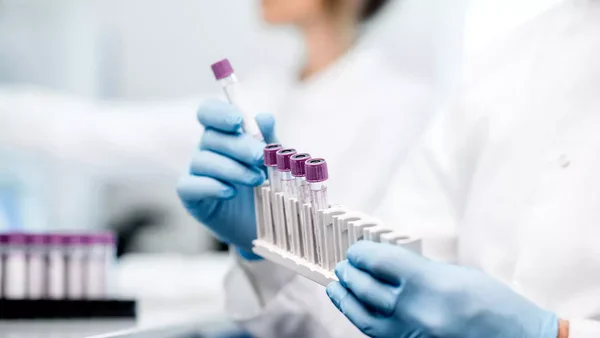 West-Nijlvirus-meningo-encefalitis bij een patiënt op ixekizumab en prednison